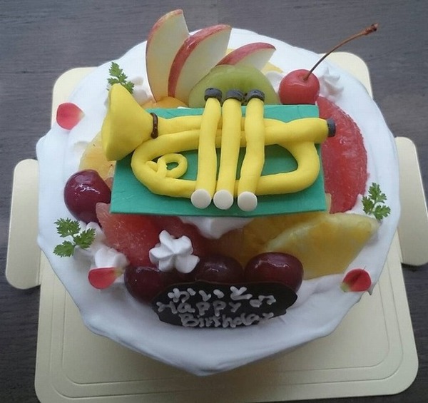 フルーツ盛りだくさんお誕生日ケーキのサムネイル