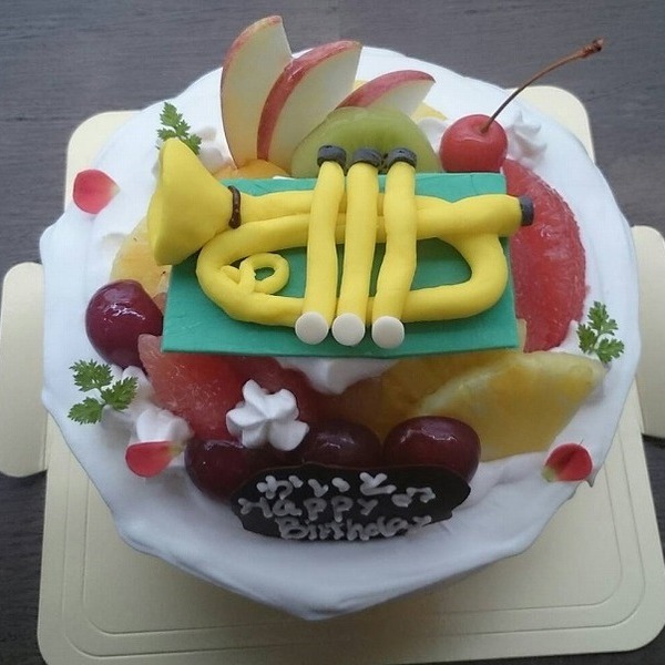 フルーツ盛りだくさんお誕生日ケーキ