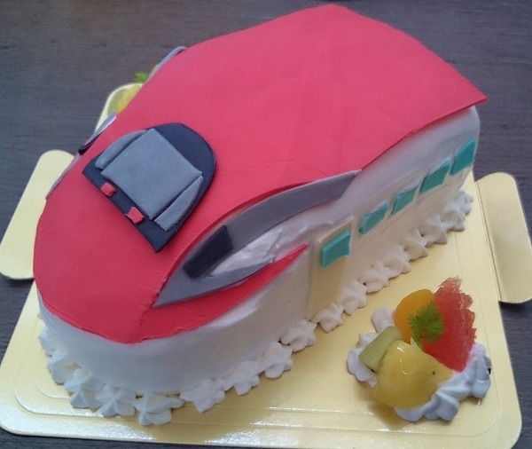 赤い新幹線型のキャラクターケーキのサムネイル
