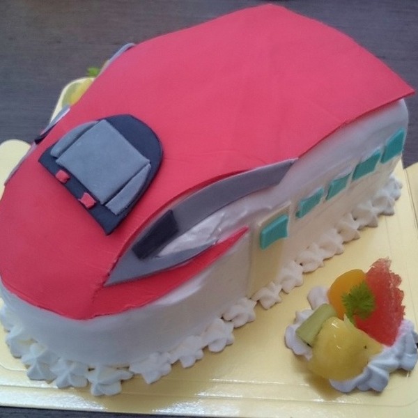 赤い新幹線型のキャラクターケーキ
