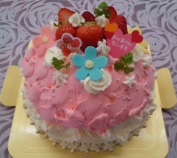 ピンク色がカワイイお誕生日ケーキのサムネイル
