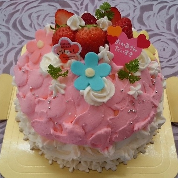 ピンク色がカワイイお誕生日ケーキ
