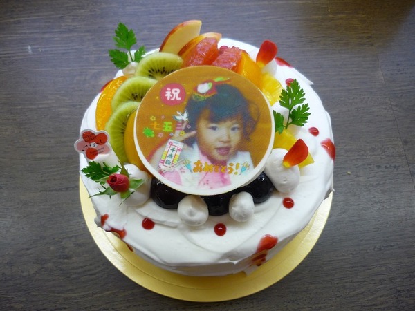 お誕生日のお祝いケーキのサムネイル