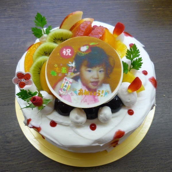 お誕生日のお祝いケーキ